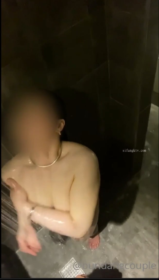 WUYUETIAN.COM性爱椅上后入，疯狂爆操掀起阵阵臀浪叫声可射母狗趴（簡界约她）